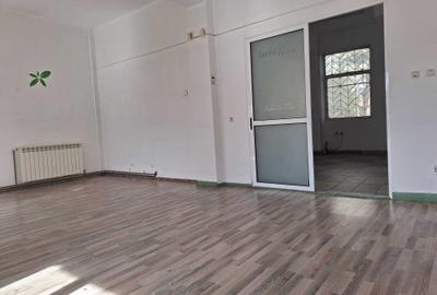 Spațiu comercial, de 140 mp, în Central - 4