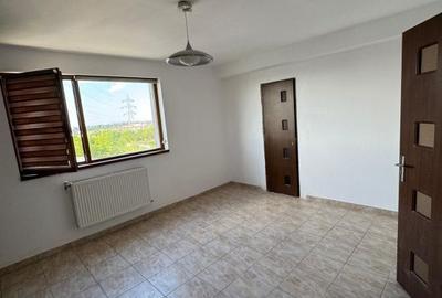 Apartament cu 3 camere semidecomandat, mobilat în Central