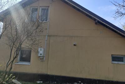 Casă cu 4 camere cu Teren 1200 Mp în Central - 1