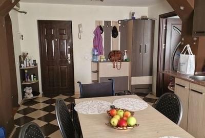 Apartament cu 3 camere în Rovine