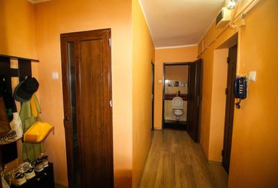 Apartament cu 3 camere decomandat în Teiș - 1