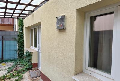 Apartament cu 3 camere semidecomandat în 15 Noiembrie