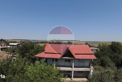 Casă cu 4 camere în Zorile