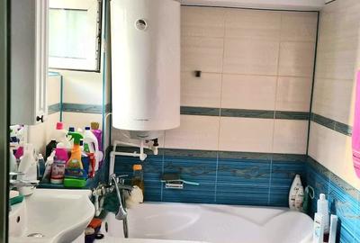 Apartament cu 3 camere semidecomandat în Hârșova
