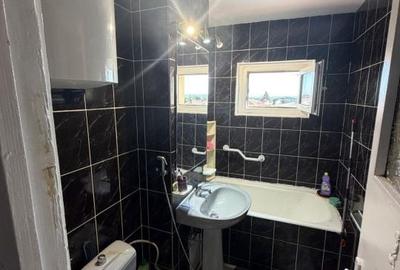 Apartament cu 3 camere semidecomandat în Calea București
