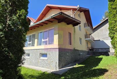 Casă individuală cu 7 camere cu Canalizare în Central