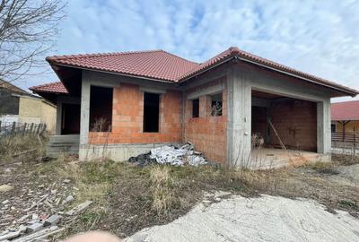 Casă individuală cu 7 camere cu Canalizare în Central