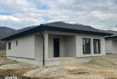 Casă cu 3 camere cu Teren 120 Mp în Central - 1