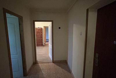 Apartament cu 3 camere semidecomandat în Central