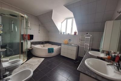 Casă cu 5 camere cu Canalizare în Central - 8