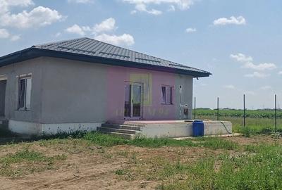 Casă cu 4 camere cu Teren 400 Mp în Săbăreni