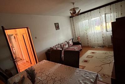 Apartament cu 3 camere în Tineretului