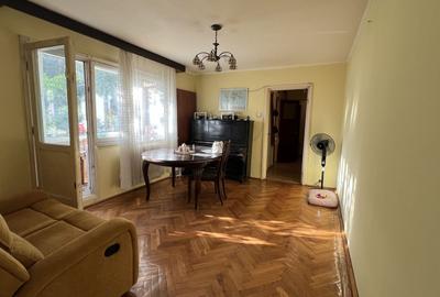 Apartament cu 3 camere semidecomandat, mobilat în Păcii