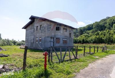 Casă cu 4 camere în Dumbrăvița
