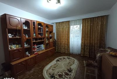 Apartament cu 3 camere semidecomandat în Central - 1