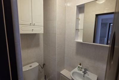 Apartament cu 3 camere semidecomandat în Tineretului