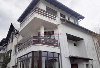 Apartament cu 2 camere semidecomandat, mobilat în Central