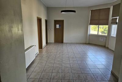 Casă cu 4 camere în Tomnatic