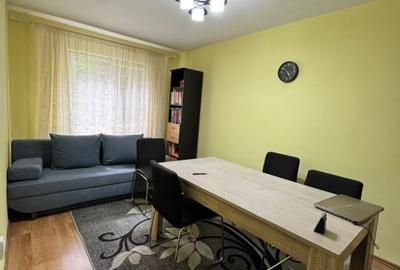 Apartament cu 3 camere semidecomandat, mobilat în Săsar