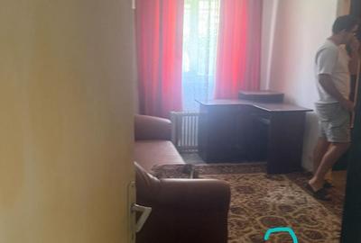 Apartament cu 3 camere semidecomandat în Petros