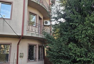 Casă cu 4 camere în Apărătorii Patriei