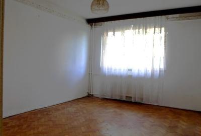 Apartament cu 3 camere decomandat în Cina