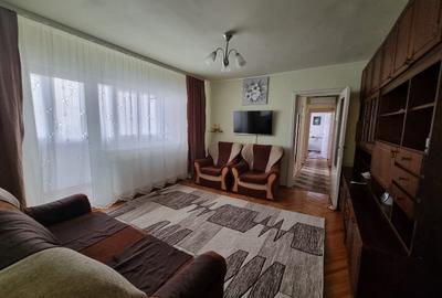 Apartament cu 3 camere semidecomandat, mobilat în Girocului