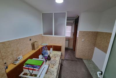 Apartament cu 3 camere decomandat în Poarta 6 - 7