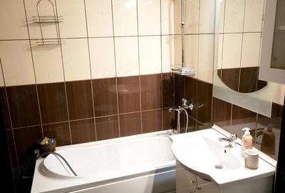 Apartament cu 3 camere decomandat în Crihala