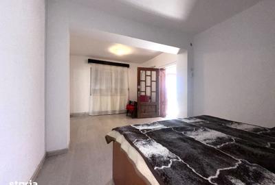 Casă cu 8 camere cu Teren 653 Mp în Răzvad