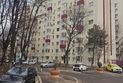 Apartament cu 3 camere semidecomandat, mobilat în Berceni