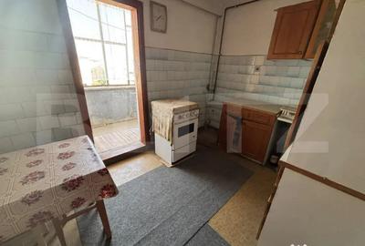 Apartament cu 3 camere decomandat în Micro 12