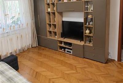 Apartament cu 3 camere semidecomandat, mobilat în Florilor