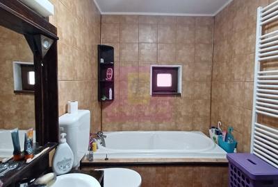 Casă cu 4 camere în Săbăreni