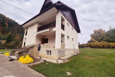 Casă cu 4 camere decomandat în Central