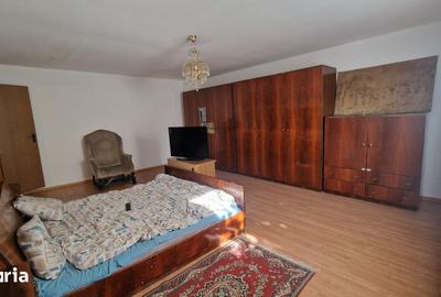 Casă cu 8 camere cu Teren 450 Mp în Lipoveni