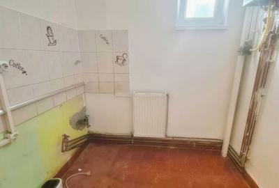 Apartament cu 3 camere semidecomandat în Mureșeni