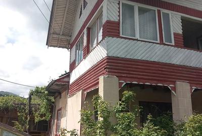 Casă cu 5 camere cu Teren 1030 Mp în Măneciu