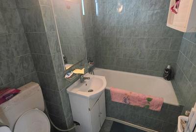 Apartament cu 3 camere semidecomandat în Viziru 3