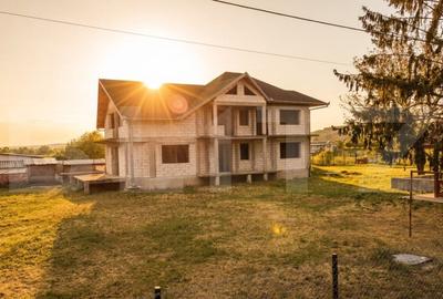 Casă individuală cu 9 camere cu Canalizare în Livada (Iclod)