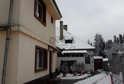Casă cu 7 camere cu Canalizare în Central - 1