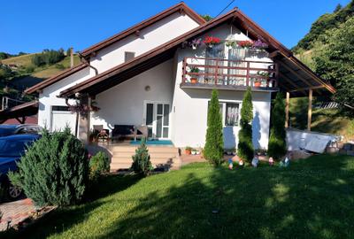 Casă individuală cu 7 camere cu Canalizare în Poiana Mărului - 1