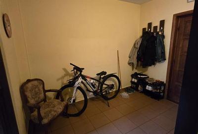 Apartament cu 3 camere semidecomandat în Podu Roș