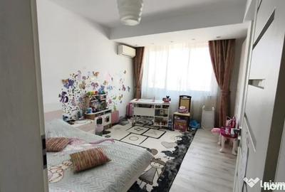Apartament cu 4 camere decomandat în Est