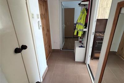 Apartament cu 3 camere semidecomandat în Alexandru cel Bun