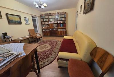 Apartament cu 3 camere semidecomandat în Micro 3