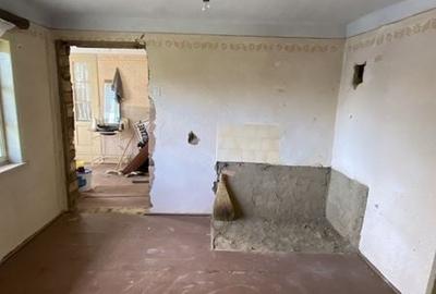 Casă cu 4 camere cu Teren 1000 Mp în Stănești