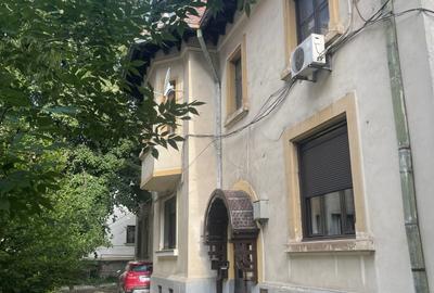 Apartament cu 4 camere decomandat în Capitale - 14