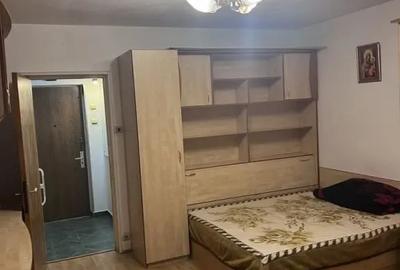 Garsonieră semidecomandată în Apărătorii Patriei