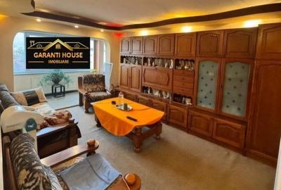 Apartament cu 3 camere decomandat în Republicii